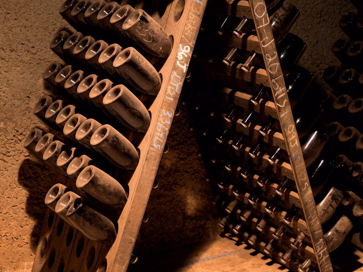 Bouteilles de vin en cave pour La Cave à vin d'Aglaé